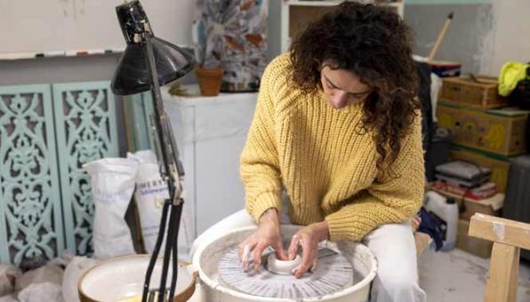 Céramiste travaillant la terre avec un tour