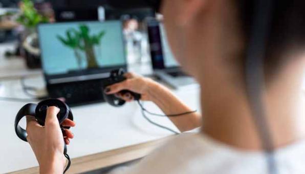 Femme testant un jeu vidéo