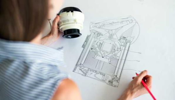 Ingénieure travaillant sur un plan de pièce mécanique