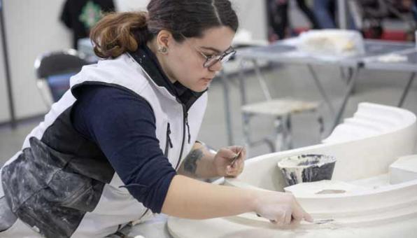 Staffeuse réalisant une moulure