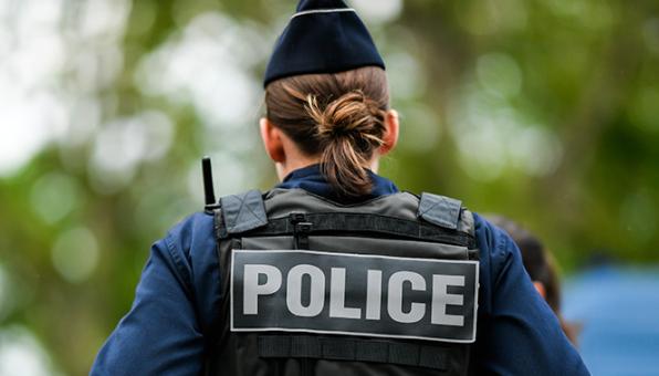 Une policière de dos