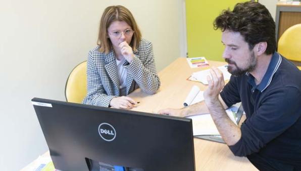 Un conseiller en insertion socioprofessionnelle reçoit une femme en rendez-vous d’accompagnement individuel