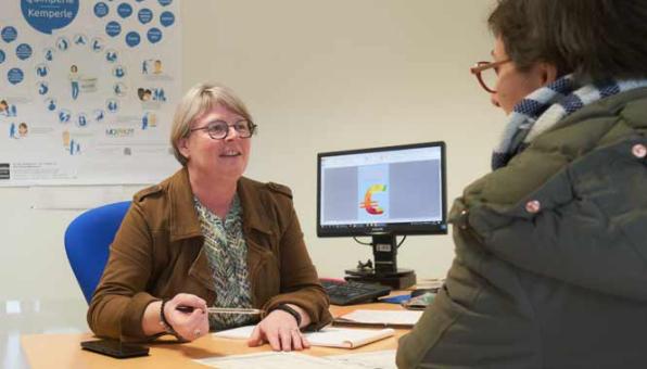Une conseillère en économie sociale et familiale échange avec une mère de famille lors d'un rendez-vous d’accompagnement individuel