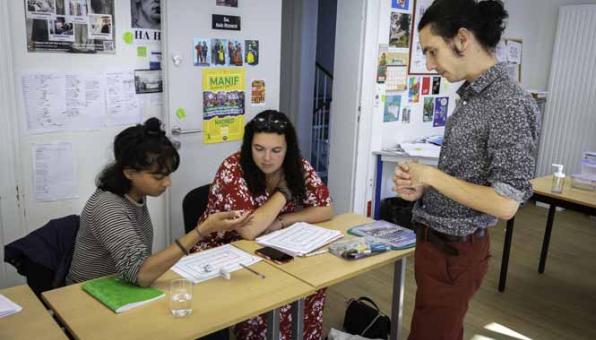  Formateur donnant un cours à des adultes