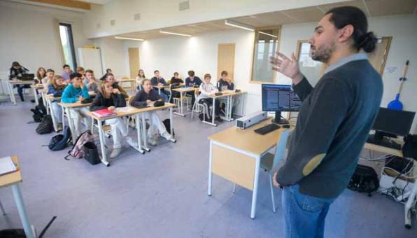 Un professeur donne un cours à ses élèves dans une salle de classe d'un lycée