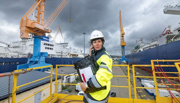 Maeva Delannoy travaille sur le port de Brest dans le Finistère.