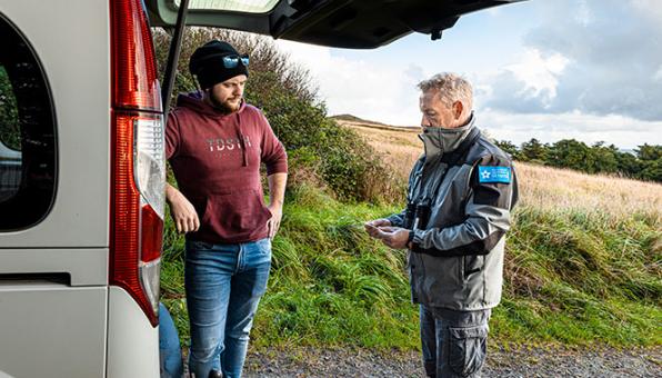 Jean-Christophe Renais, de l'Agence départementale du Pays de Saint-Malo, en mission dans les dunes des Chevrets à Saint-Coulomb en Ille-et-Vilaine.