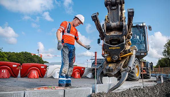 Pierre Chopin, salarié de l’agence Eurovia, sur un chantier à Pacé, en Ille-et-Vilaine.