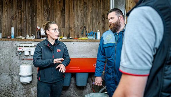 Nina Marion de l'entreprise Lely Center Armor, en rendez-vous chez un agriculteur à Chevaigné, en Ille-et-Vilaine.