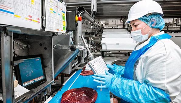 Albina Cherkez est opératrice de production chez SVA Jean Rozé à Vitré.