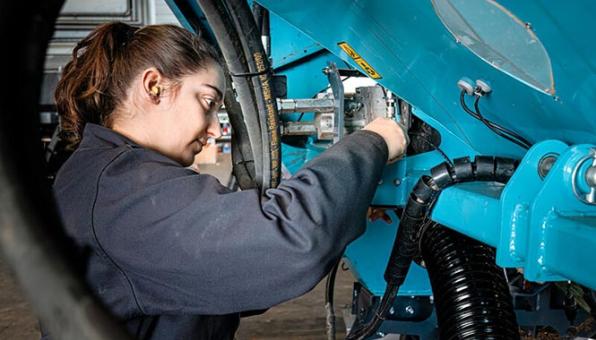 Salomé Leguédé est designeuse industrielle dans l'entreprise Sky Agriculture Burel Group à Châteaubourg (35).