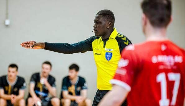 L'arbitre Koub Banzouzi arbitre pendant un match.
