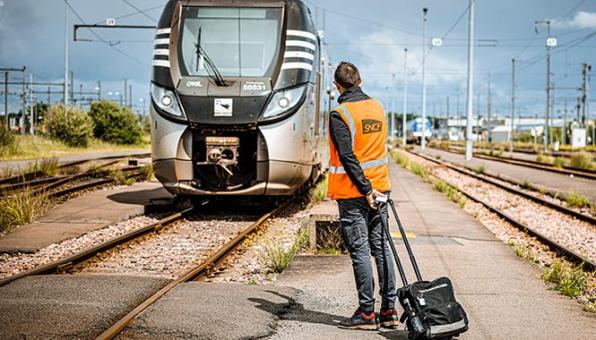 Un conducteur de train sur un quai de gare.