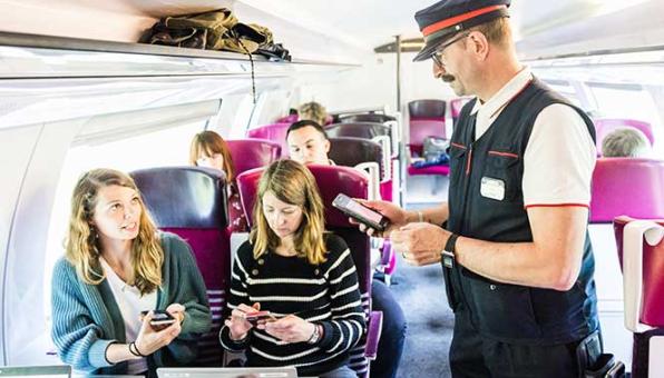 Contrôleur vérifiant un titre de transport