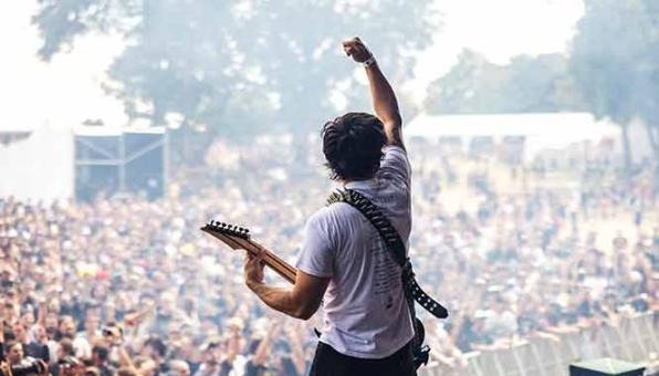 chanteur sur la scène d'un festival