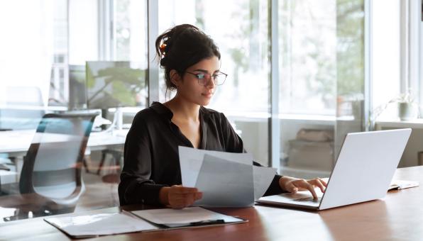Une comptable à son bureau.