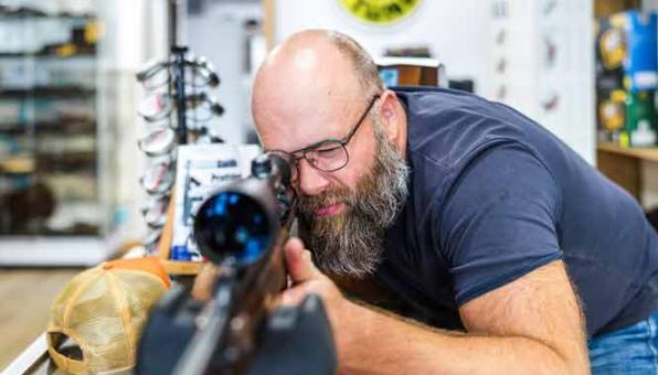 Un armurier réalise le réglage d'un fusil à lunette