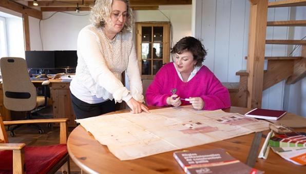 Leila Henry et Charlotte Duhot travaillent sur le plan d'un bâtiment.