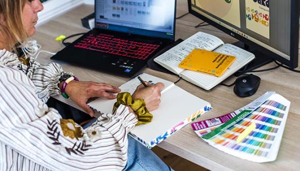 Adeline Pincemin à son poste de travail.