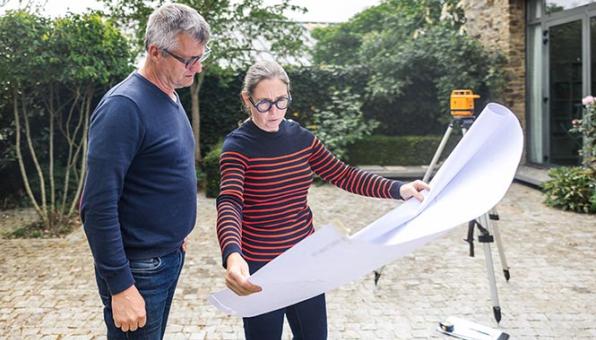 Cécile et Pascal Callarec, paysagistes, sur un chantier.