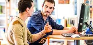 Deux jeunes discutent
