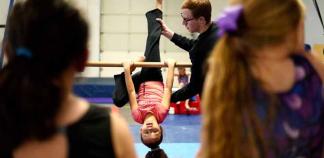 Animateur avec un groupe d'enfants qui font de la gymnastique