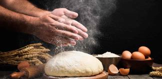 Des mains au-dessus d'une pâte à main