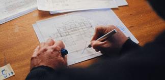 Un architecte naval devant ses croquis