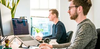 Deux collègues devant leur PC