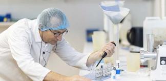 Un coordinateur qualité fait des tests produits en laboratoire