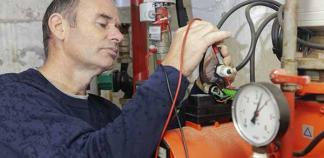 Un technicien répare un équipement climatique