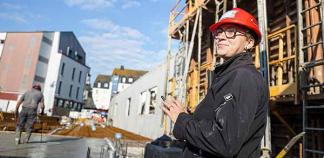 Une conductrice de travaux réalise une visite de chantier