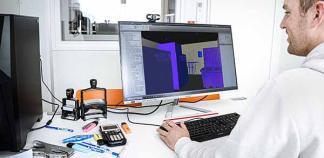 Un BIM manager regarde une maquette numérique sur son ordinateurs