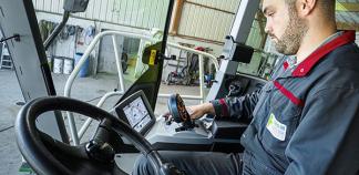 Un conducteur de machines agricoles dans son tracteur