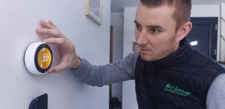 Un domoticien contrôle une installation de contrôle de la température
