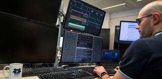 Un professionnel de la cybersécurité devant son écran