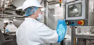 Une conductrice de ligne programme une machine