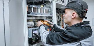 Un technicien de maintenance contrôle une armoire électrique