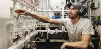 Un mécanicien vérifie les machines du bateau