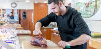 Florent Mengual prépare une pièce de viande.