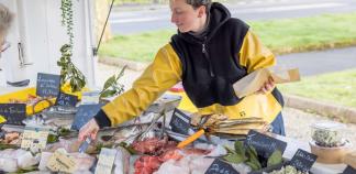 Ophélie Bonetti sert un client en poisson.