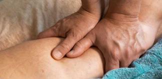 Main massant une jambe
