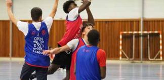 Des lycéens font un match de basket en salle