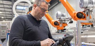 Un automaticien à son poste de travail.