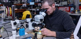 Un électronicien à son poste de travail