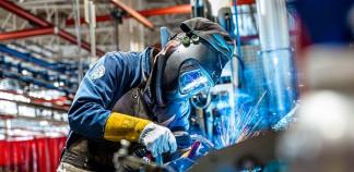 Un soudeur à son poste de travail.