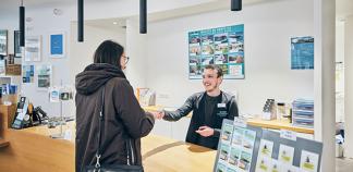 Un conseiller à l'Office de Tourisme à Dinan (22)