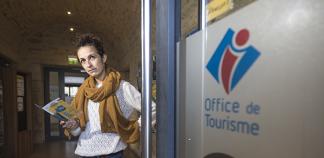  Portrait de Jessica Marrec, animatrice du patrimoine à l'Office de tourisme de Lesneven (29)