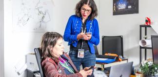 Carol Meyer, à droite, est la directrice du festival Art Rock.