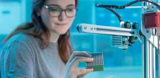Une ingénieure matériaux teste la résistance d'un cube